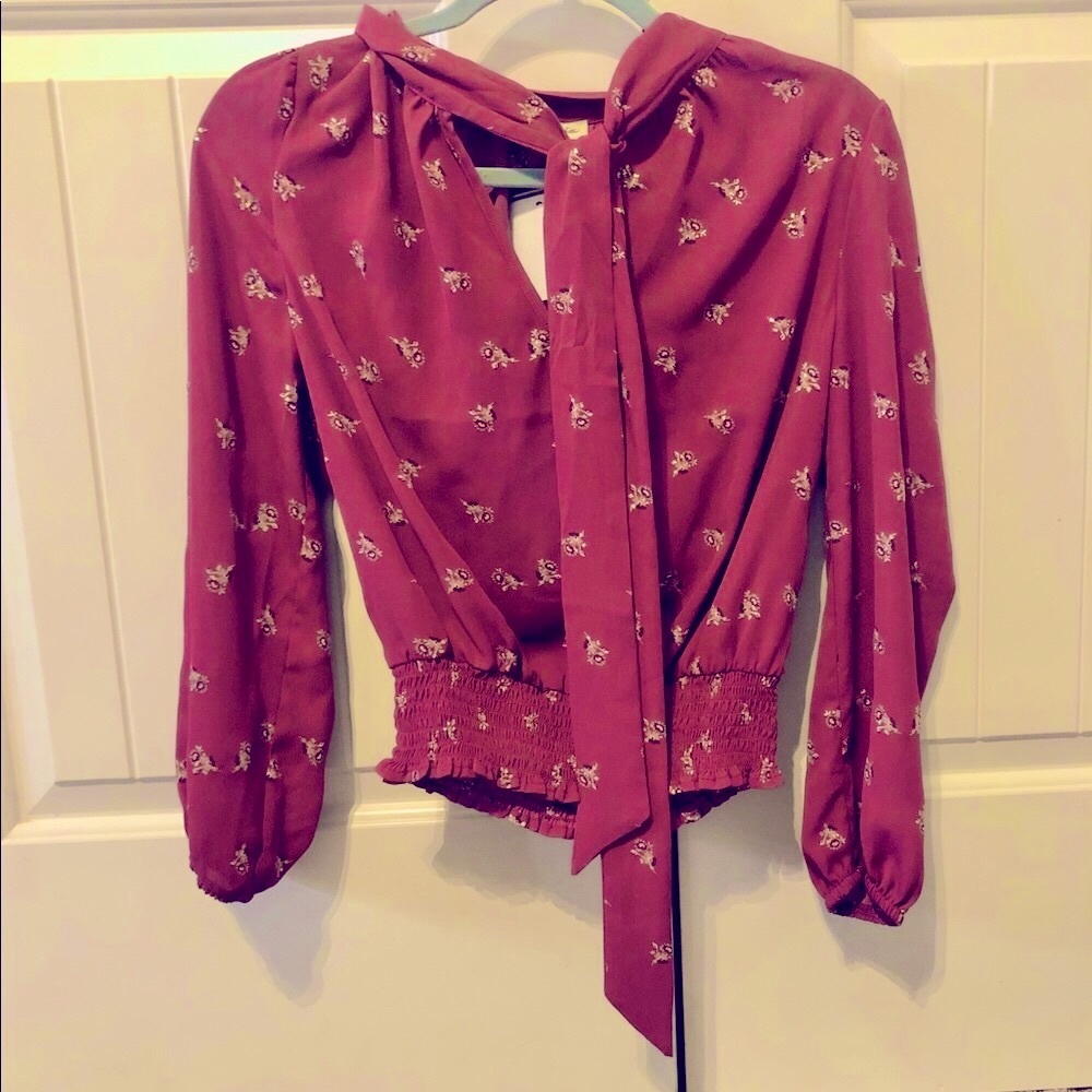 ✨NWT✨ Lily White Burgundy Gold Pattern Top Cute